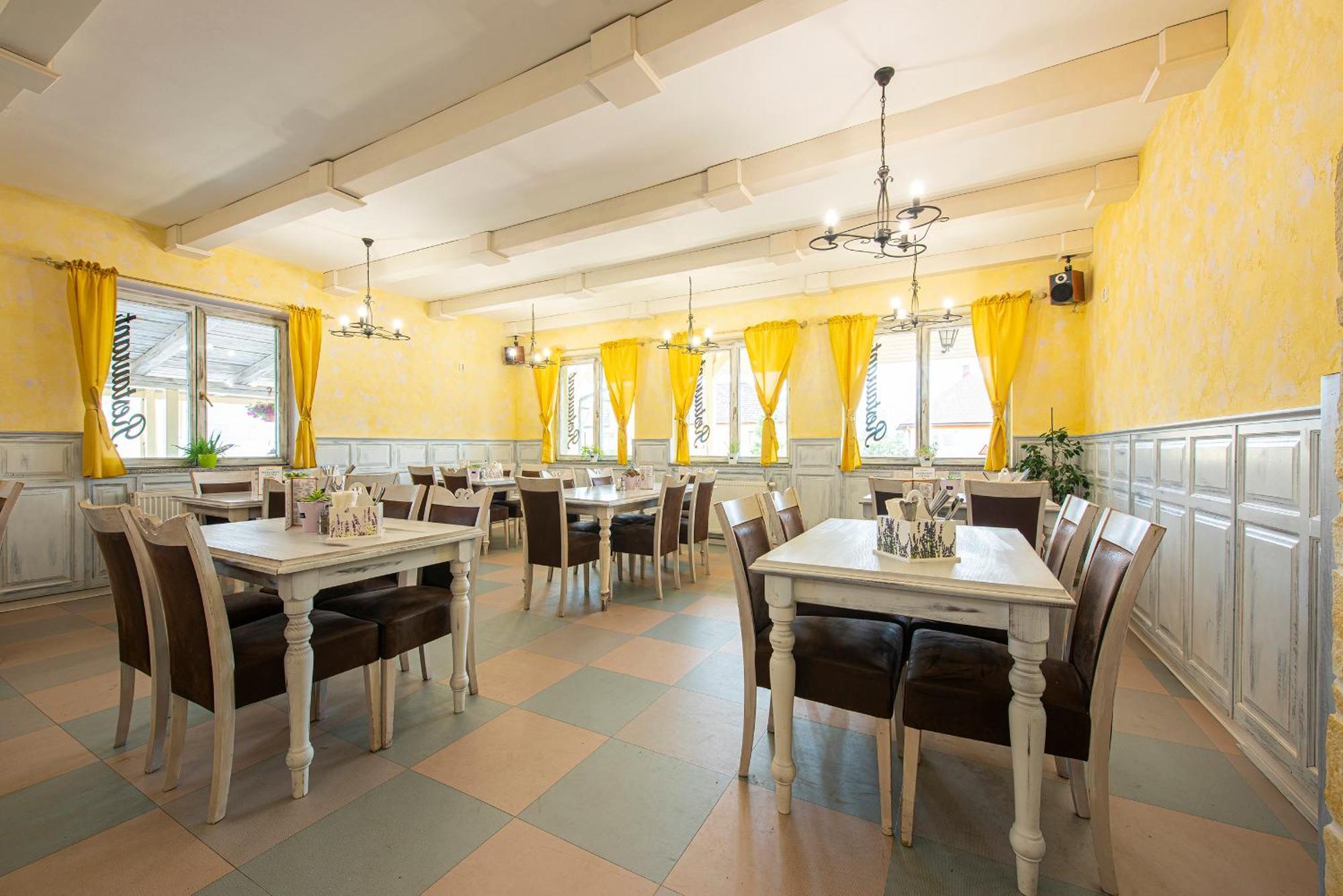 Penzion A Restauracia Lavender Motel Poprad Exterior foto
